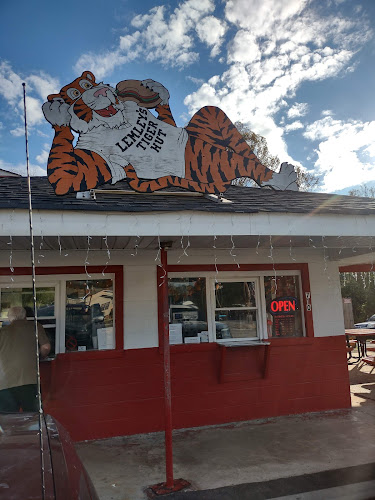 Lemley's Tiger Hut exterior view showcasing professional restaurants services in West Blocton, Alabama