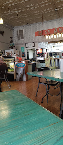 Miss Amber’s Cafe exterior view showcasing professional restaurants services in Wedowee, Alabama