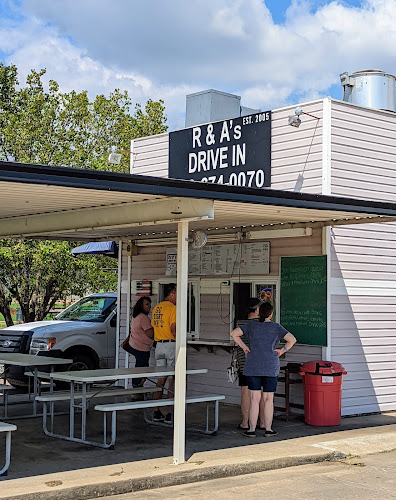 R & A's Drive In exterior view showcasing professional restaurants services in Lavaca, Arkansas