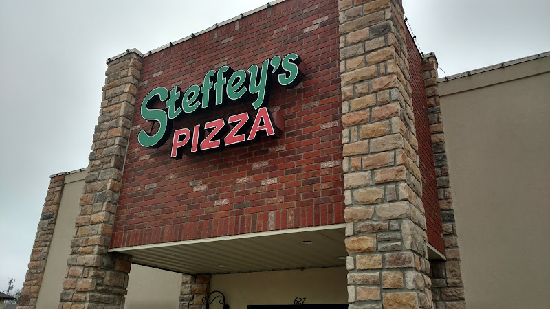 Steffey's Pizza exterior view showcasing professional restaurants services in Lavaca, Arkansas