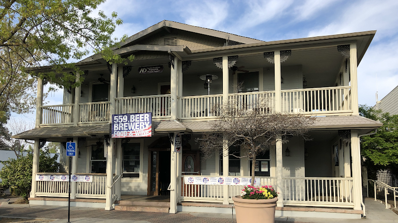 559 Local exterior view showcasing professional restaurants services in Clovis, California