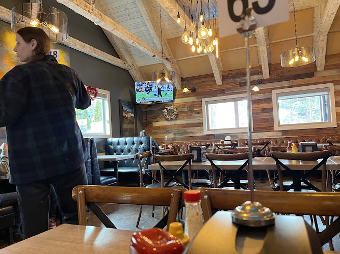 572 Social kitchen & lounge exterior view showcasing professional restaurants services in Big Bear Lake, California