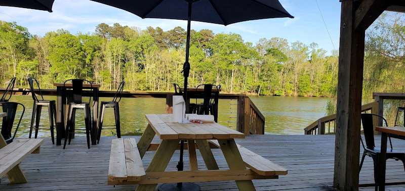 Current Market & Deli exterior view showcasing professional restaurants services in Gadsden, Alabama