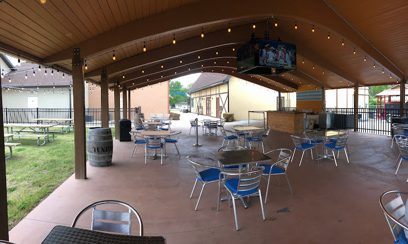 Damons BBQ and Biergarten exterior view showcasing professional restaurants services in Farmington, Arkansas