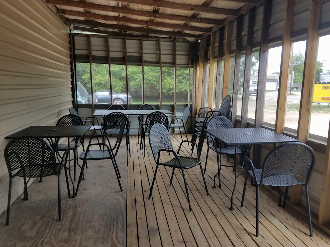 Fred's BBQ exterior view showcasing professional restaurants services in Headland, Alabama