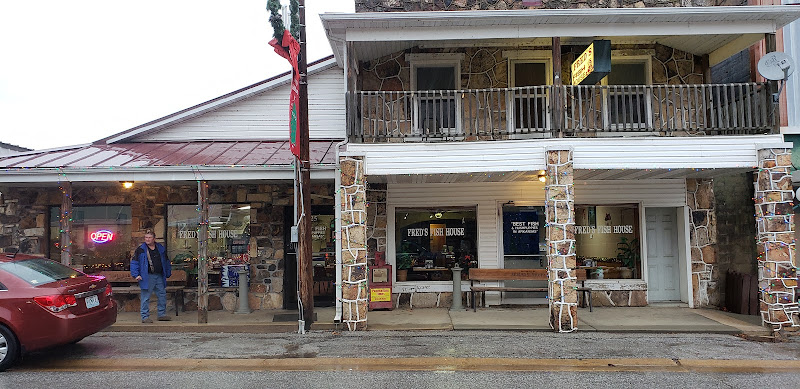 Fred's Fish House exterior view showcasing professional restaurants services in Mammoth Spring, Arkansas