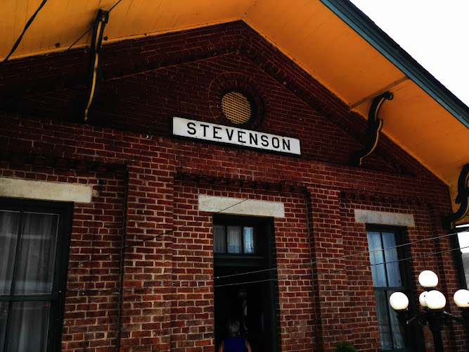 Fridays - American Family Style exterior view showcasing professional restaurants services in Stevenson, Alabama