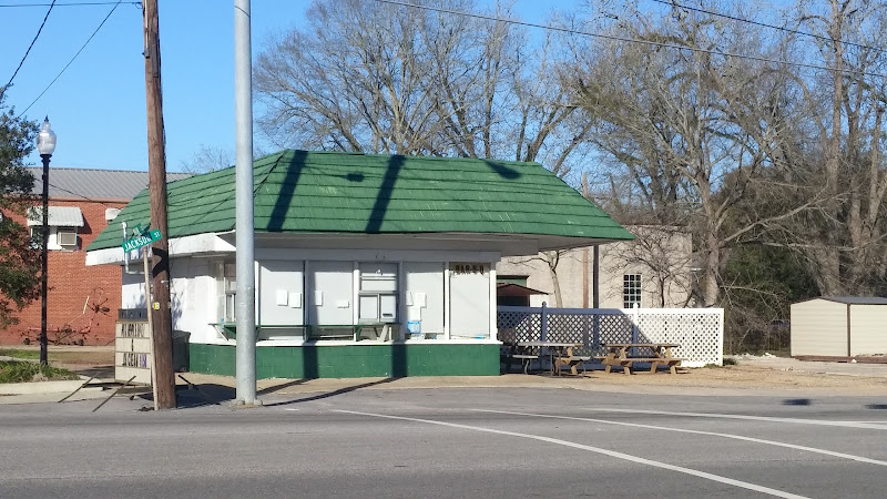 Gene's & Ellen's Drive Inn exterior view showcasing professional restaurants services in Grove Hill, Alabama