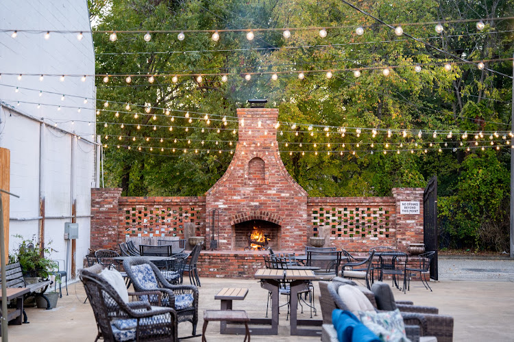 Harvey's On Noble Restaurant & Event Venue exterior view showcasing professional restaurants services in Sylacauga, Alabama