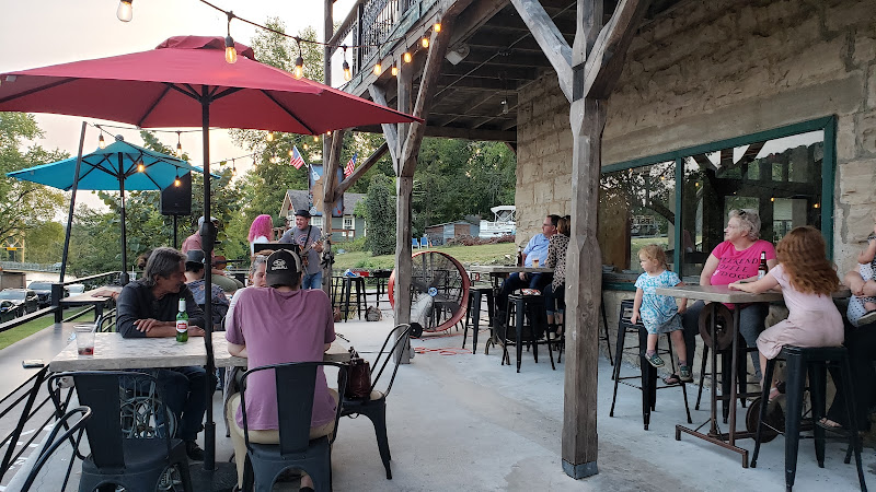 Hotboxx Pizza & Pub exterior view showcasing professional restaurants services in Eureka Springs, Arkansas