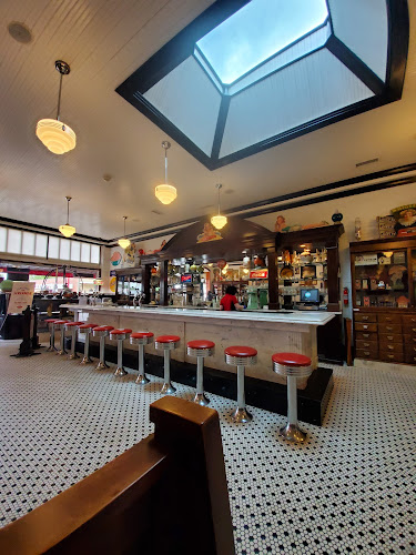 Huggin Molly's exterior view showcasing professional restaurants services in Abbeville, Alabama