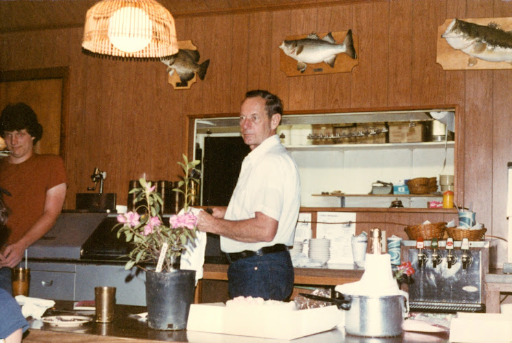 Janssen's Lakefront Restaurant exterior view showcasing professional restaurants services in Edgemont, Arkansas