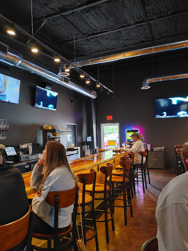 Live Edge Bar & Grill exterior view showcasing professional restaurants services in Mountain Home, Arkansas