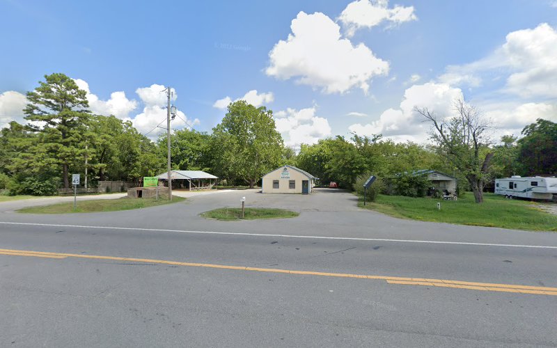 Pizza pm exterior view showcasing professional restaurants services in Cave City, Arkansas