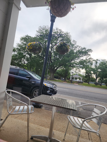 Southern Shores Eats & Drinks exterior view showcasing professional restaurants services in Foley, Alabama